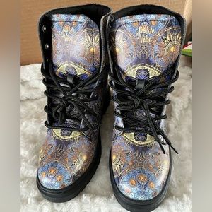 Yes we vibe boots size 6.5